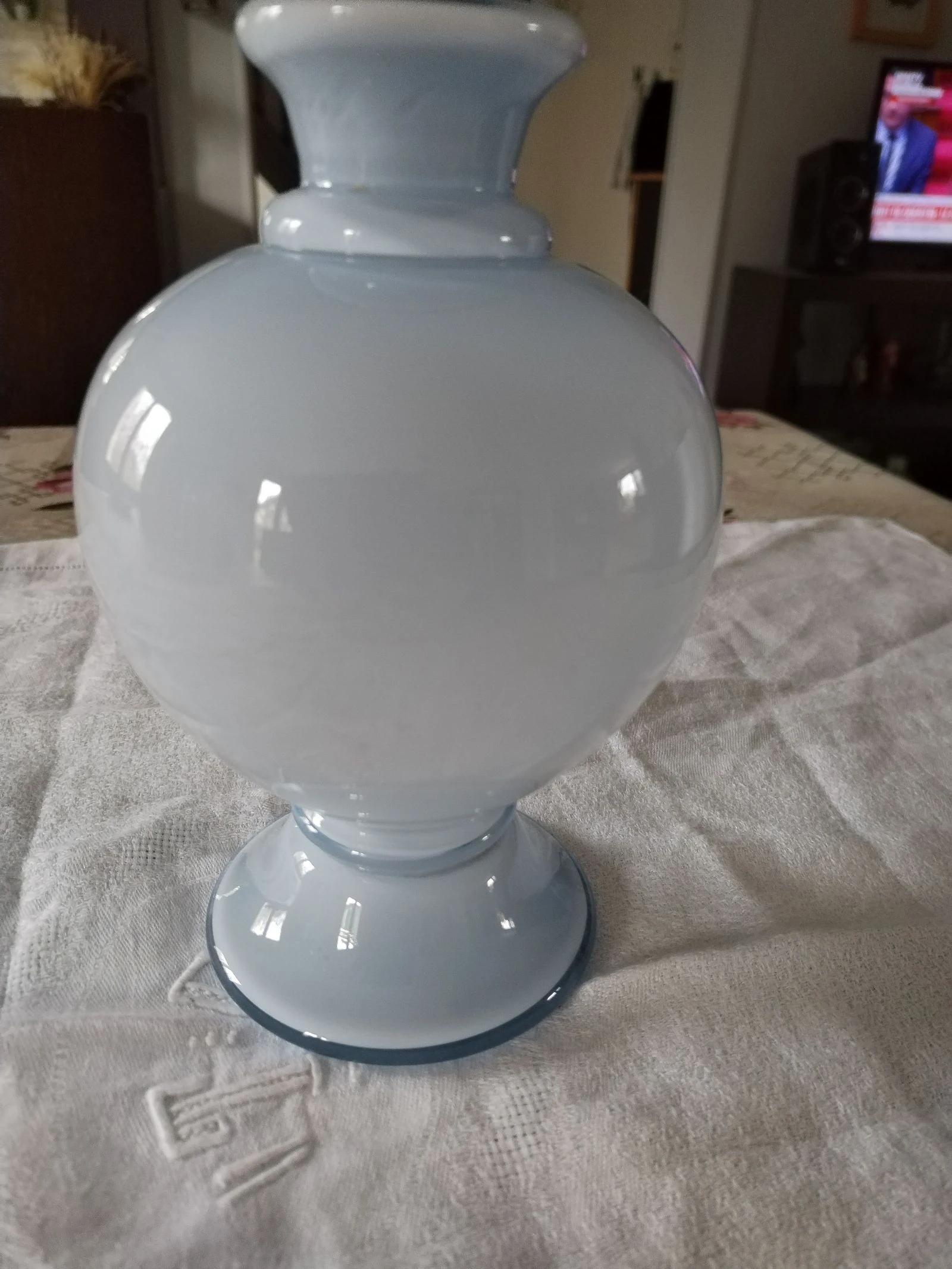 Very beautiful vintage oil lamp base in opaline art deco style. – photo 7